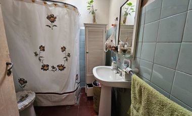 Venta de casa 3 ambientes con cochera Ezpeleta.