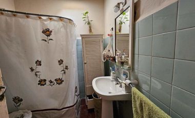 Venta de casa 3 ambientes con cochera Ezpeleta.