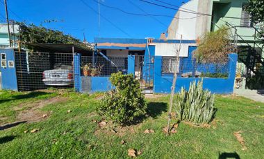 Venta de casa 3 ambientes con cochera Ezpeleta.