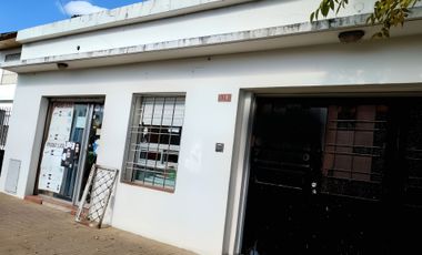Venta casa con garaje y local en Florencio Varela