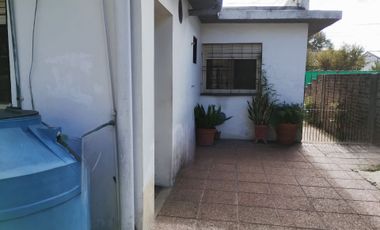 Venta casa con garaje y local en Florencio Varela