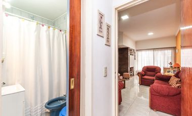 Casa en PB C/garage, jardín y quincho
