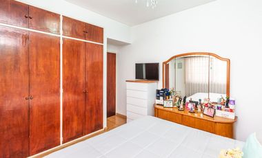 Casa en PB C/garage, jardín y quincho