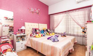 Casa en PB C/garage, jardín y quincho