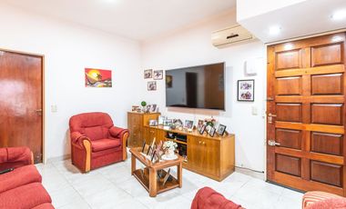 Casa en PB C/garage, jardín y quincho