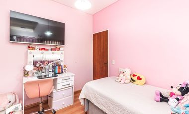 Casa en PB C/garage, jardín y quincho