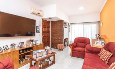 Casa en PB C/garage, jardín y quincho