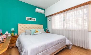 Casa en PB C/garage, jardín y quincho