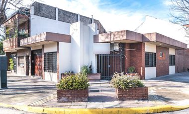 Casa en PB C/garage, jardín y quincho
