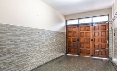Casa en PB C/garage, jardín y quincho
