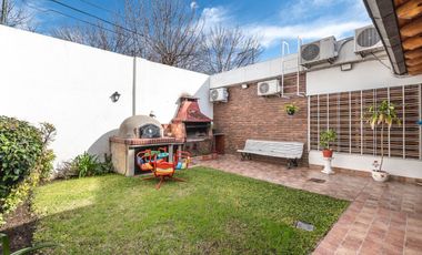 Casa en PB C/garage, jardín y quincho