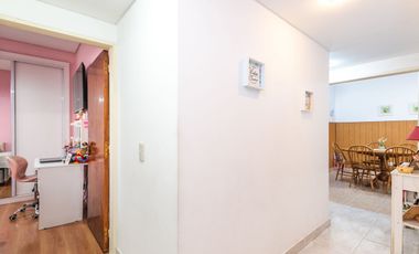 Casa en PB C/garage, jardín y quincho