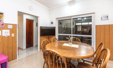 Casa en PB C/garage, jardín y quincho