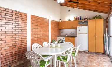 Casa en PB C/garage, jardín y quincho