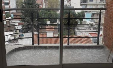 Hermoso semipiso 2 amb. al frente con balcon