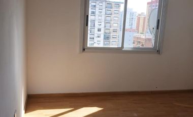 Hermoso semipiso 2 amb. al frente con balcon