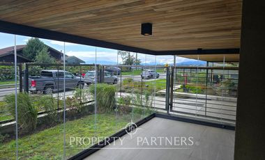 Departamento de lujo con vista al lago y al volcán Osorno con patio y doble estacionamiento