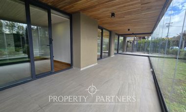 Departamento de lujo con vista al lago y al volcán Osorno con patio y doble estacionamiento