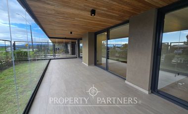 Departamento de lujo con vista al lago y al volcán Osorno con patio y doble estacionamiento