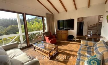 Casa luminosa colindante al sector O con amplio jardín condominio Las Brisas