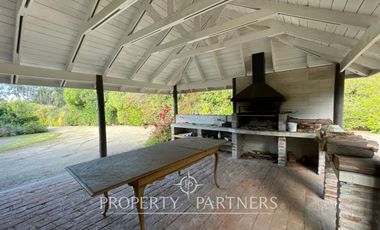 Casa luminosa colindante al sector O con amplio jardín condominio Las Brisas