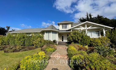 Casa luminosa colindante al sector O con amplio jardín condominio Las Brisas