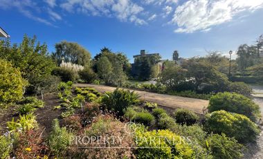 Casa luminosa colindante al sector O con amplio jardín condominio Las Brisas