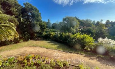 Casa luminosa colindante al sector O con amplio jardín condominio Las Brisas