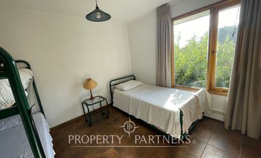 Casa luminosa colindante al sector O con amplio jardín condominio Las Brisas