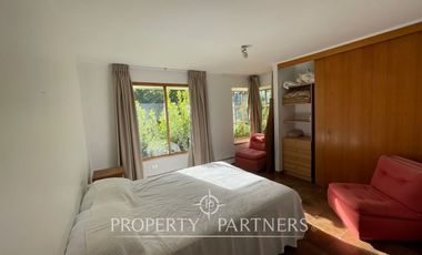 Casa luminosa colindante al sector O con amplio jardín condominio Las Brisas