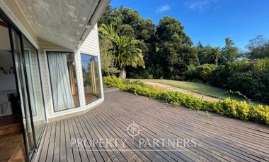 Casa luminosa colindante al sector O con amplio jardín condominio Las Brisas