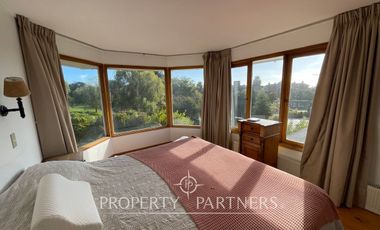 Casa luminosa colindante al sector O con amplio jardín condominio Las Brisas