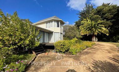 Casa luminosa colindante al sector O con amplio jardín condominio Las Brisas