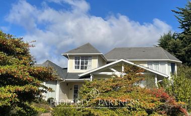 Casa luminosa colindante al sector O con amplio jardín condominio Las Brisas