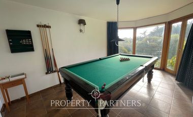 Casa luminosa colindante al sector O con amplio jardín condominio Las Brisas