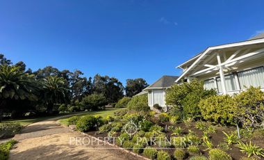 Casa luminosa colindante al sector O con amplio jardín condominio Las Brisas