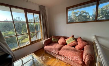 Casa luminosa colindante al sector O con amplio jardín condominio Las Brisas