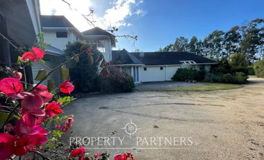 Casa luminosa colindante al sector O con amplio jardín condominio Las Brisas