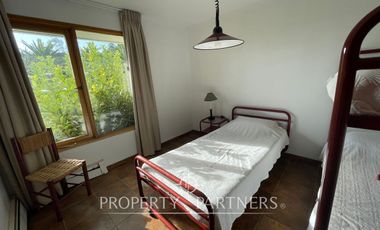 Casa luminosa colindante al sector O con amplio jardín condominio Las Brisas