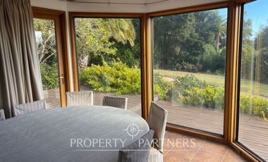 Casa luminosa colindante al sector O con amplio jardín condominio Las Brisas