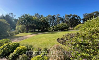 Casa luminosa colindante al sector O con amplio jardín condominio Las Brisas