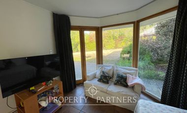 Casa luminosa colindante al sector O con amplio jardín condominio Las Brisas