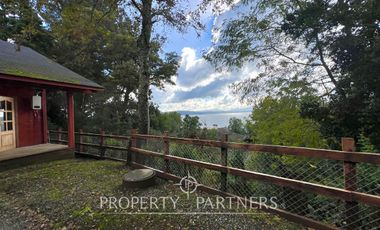 Hermosa casa con vista al lago y acceso privado y único a la playa