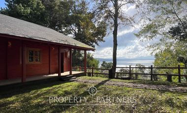 Hermosa casa con vista al lago y acceso privado y único a la playa