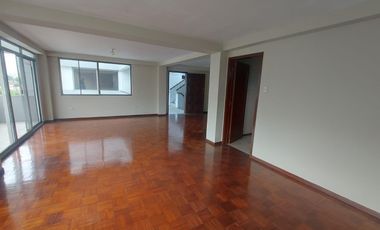 Alquiler de amplio departamento en Lomas de Urdesa