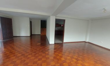 Alquiler de amplio departamento en Lomas de Urdesa