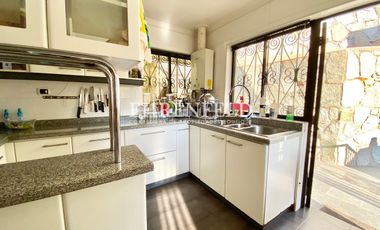 Cerro Alegre, Valparaíso. Casa en 4 niveles 750 m2 de terreno.