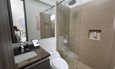 PRECIO DE OPORTUNIDAD-VENDO CASA EN MACADAMIA DEL RÍO, LA CALERA