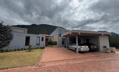 PRECIO DE OPORTUNIDAD-VENDO CASA EN MACADAMIA DEL RÍO, LA CALERA