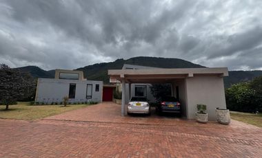 PRECIO DE OPORTUNIDAD-VENDO CASA EN MACADAMIA DEL RÍO, LA CALERA